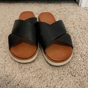 Crossover sandals
